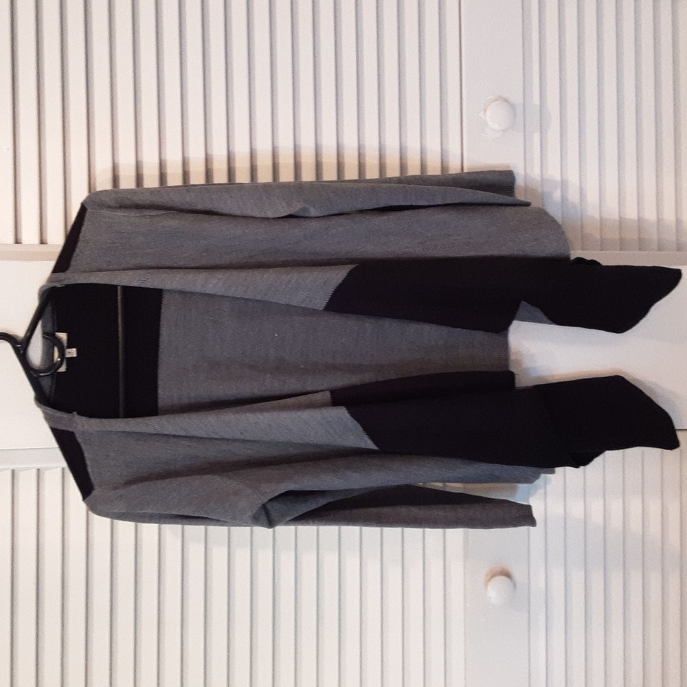 🧊*Democracy Black & Gray Open Front NWOT